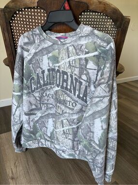 Edikted California Sacramento Camo Sweatshirt - Gray & Green